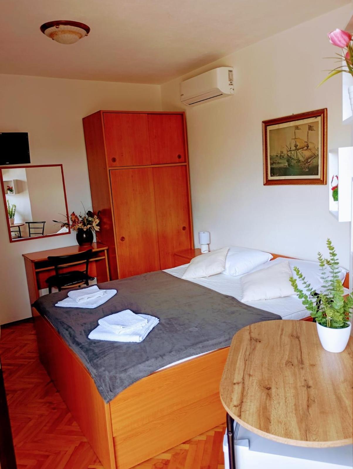 Rooms Helena Krk Town Kültér fotó